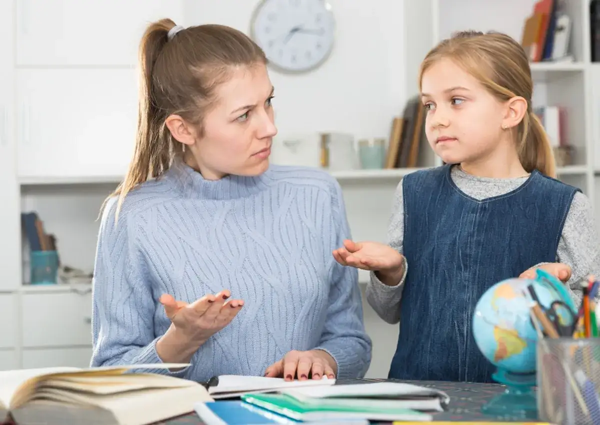 Uczeń zastanawiający się nad ocenami w dzienniku