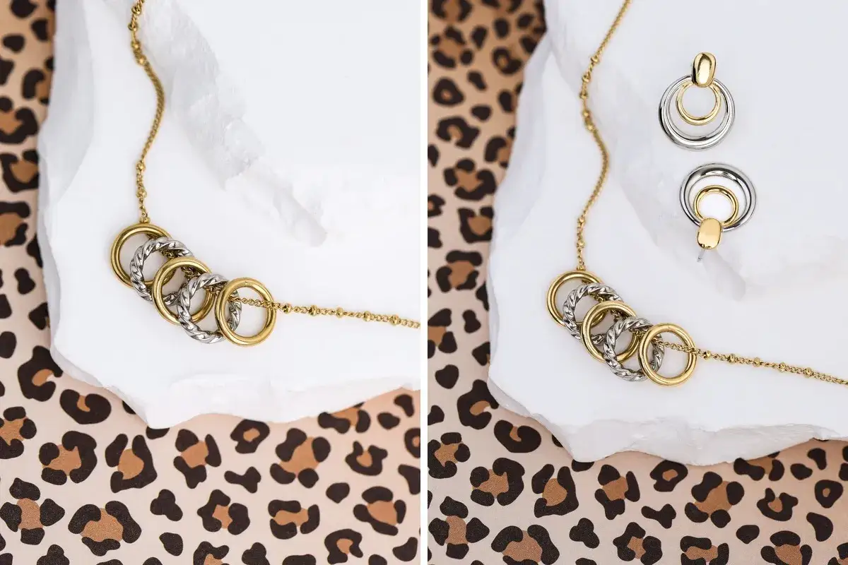 Złoty naszyjnik z pięcioma połączonymi kółkami i kolczyki na panterce. Czy panterka jest modna? Z tymi dodatkami na pewno!