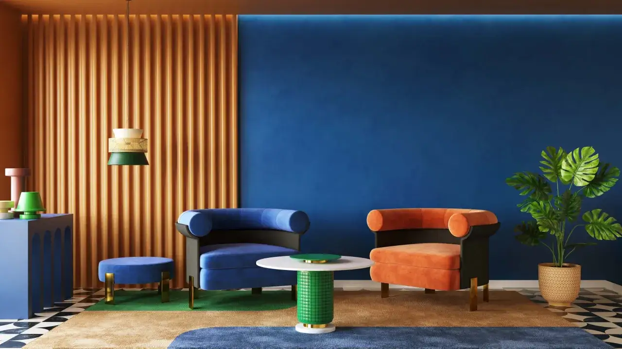 Inspiracja do tego, jak pomalować ściany w salonie: niebieska ściana, pomarańczowe i niebieskie fotele, złote akcenty, designerska lampa i roślina.