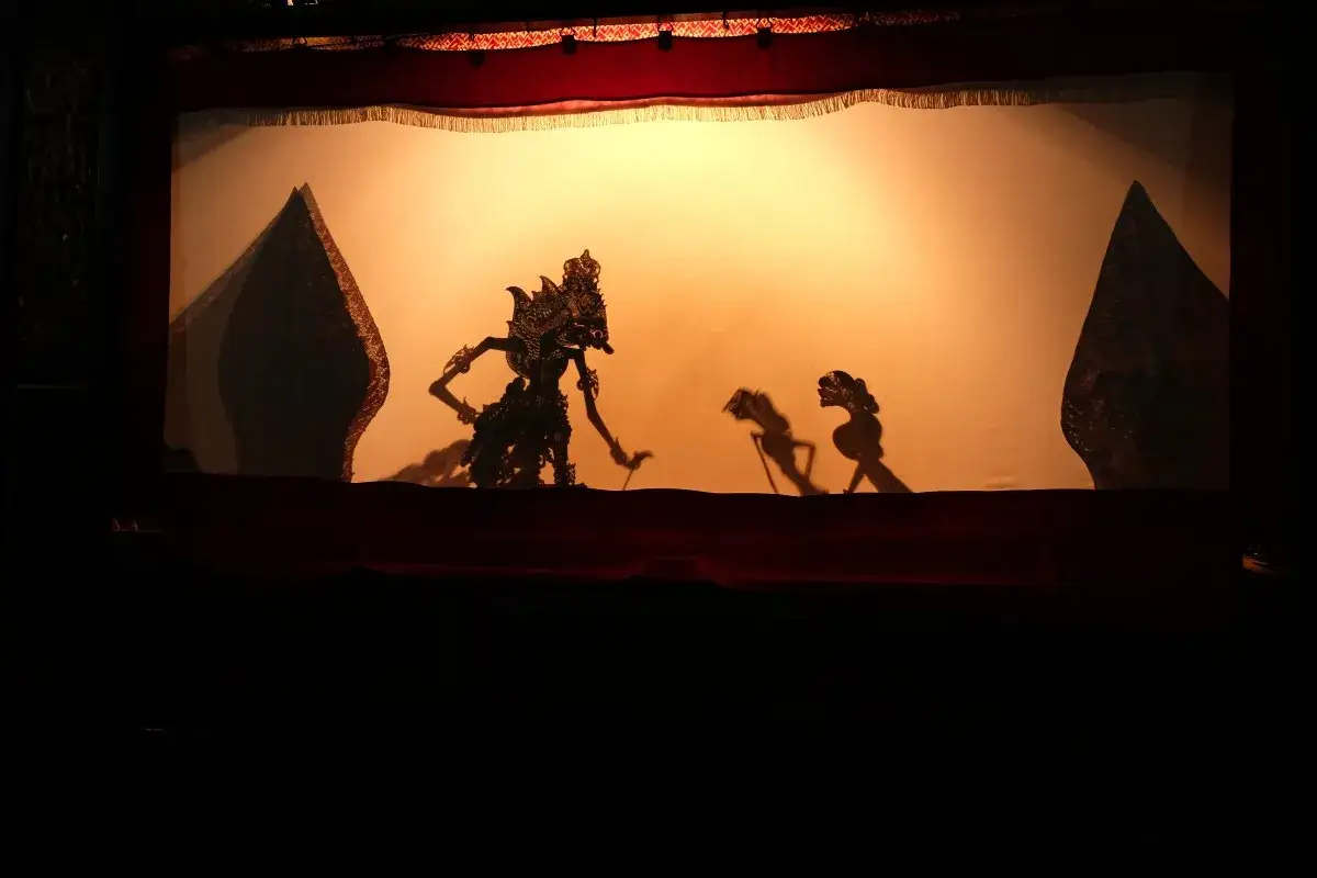 Na czym polega teatr cieni? Lalki, oświetlone od tyłu, tworzą na ekranie ruchome, fantastyczne obrazy, opowiadając historie.