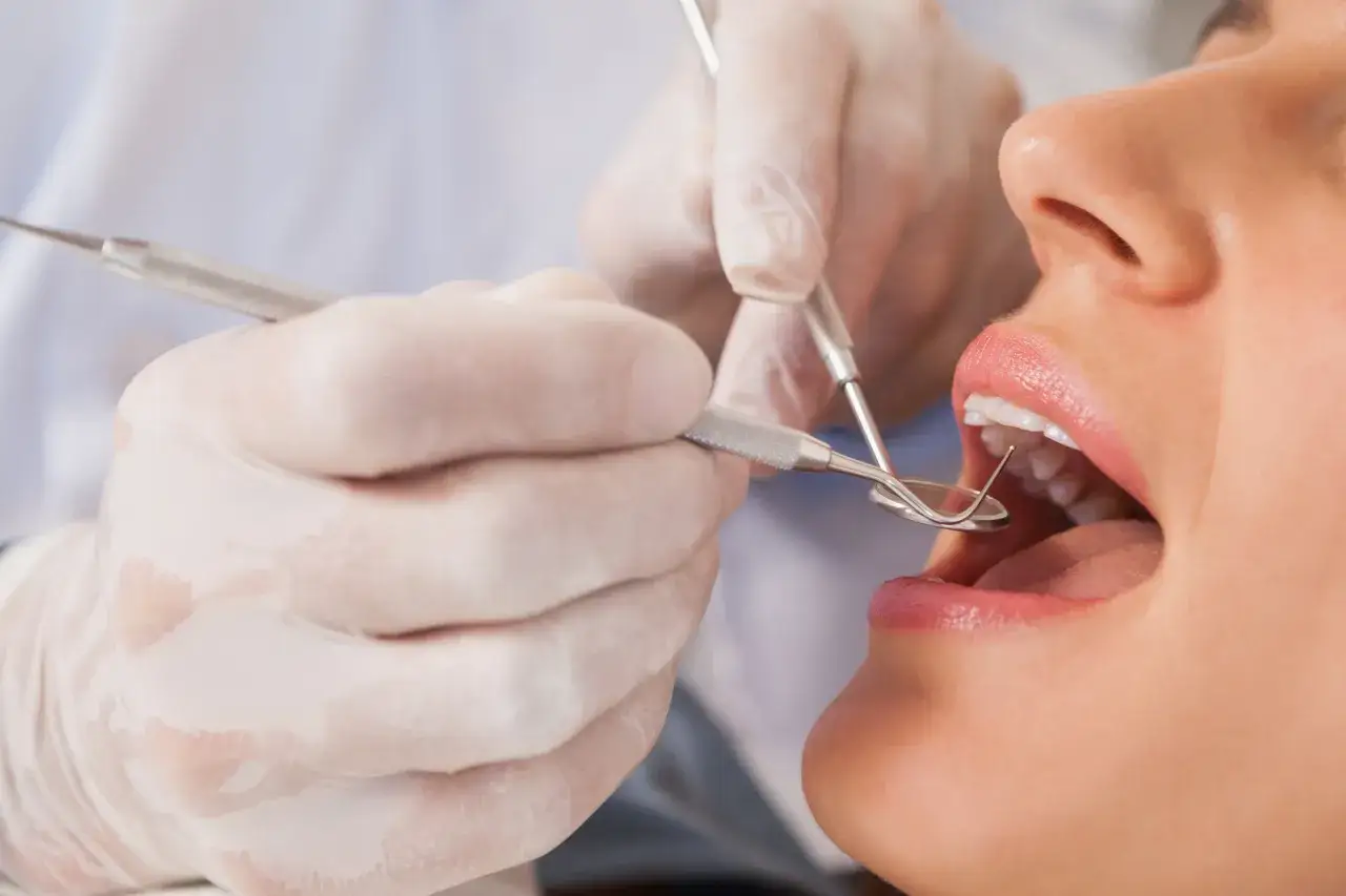 Dentysta badający dziąsła pacjenta