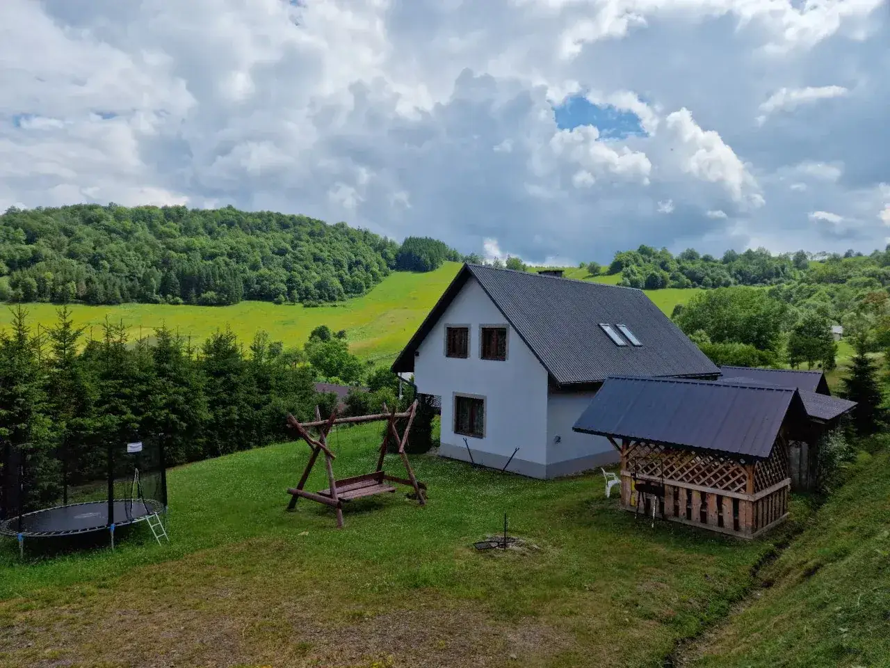 Dom z placem zabaw (trampolina, huśtawka) i altaną w malowniczych Bieszczadach. Idealne miejsce na noclegi w Bieszczadach.
