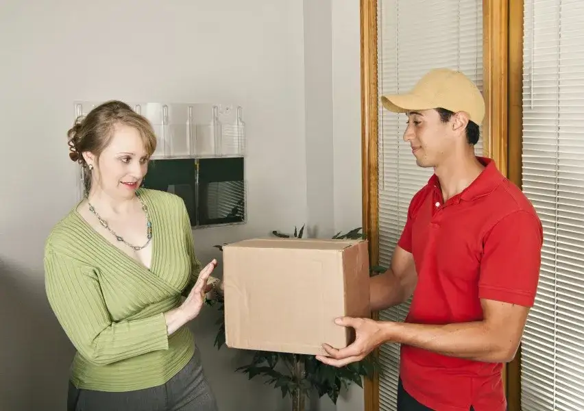 konsument czyta regulamin prawa odstąpienia