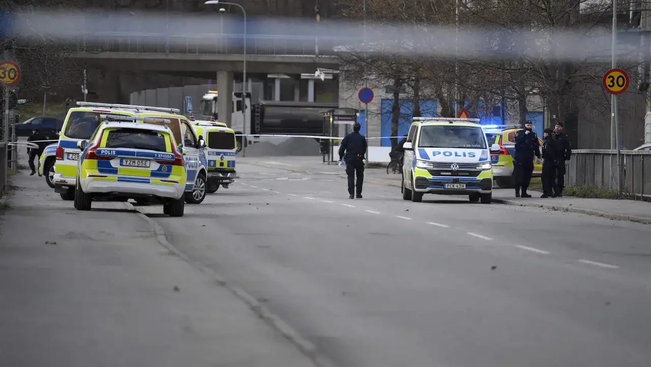 Wiele radiowozów policyjnych i policjantów na drodze. Czy Sztokholm jest bezpieczny? Scena sugeruje incydent.