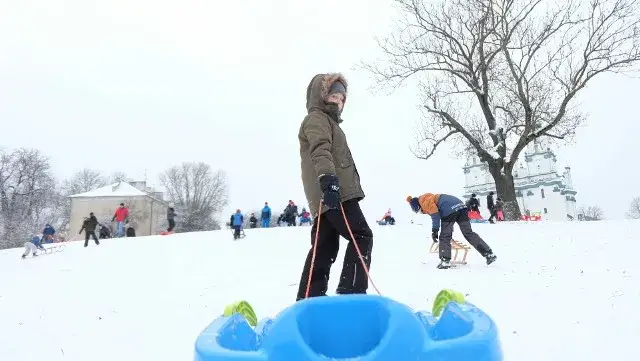 rodzina na sankach darmowa górka vs płatny stok