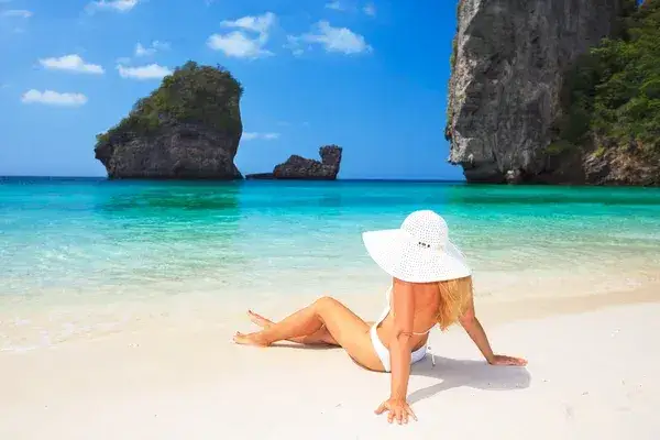 Dziewczyna pozująca do zdjęcia na wakacjach naturalnie