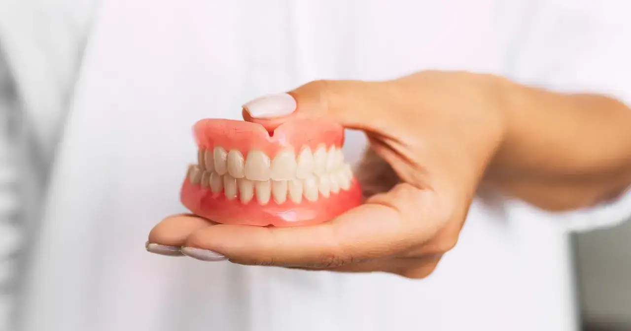 Objawy wymagające wizyty u dentysty z protezą