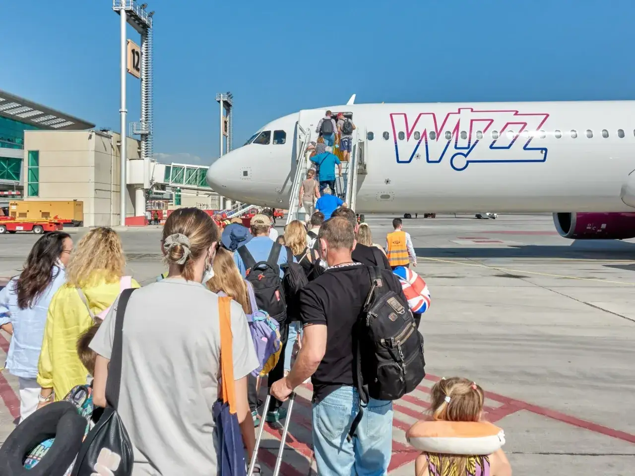 Osoba używająca aplikacji Wizz Air na smartfonie