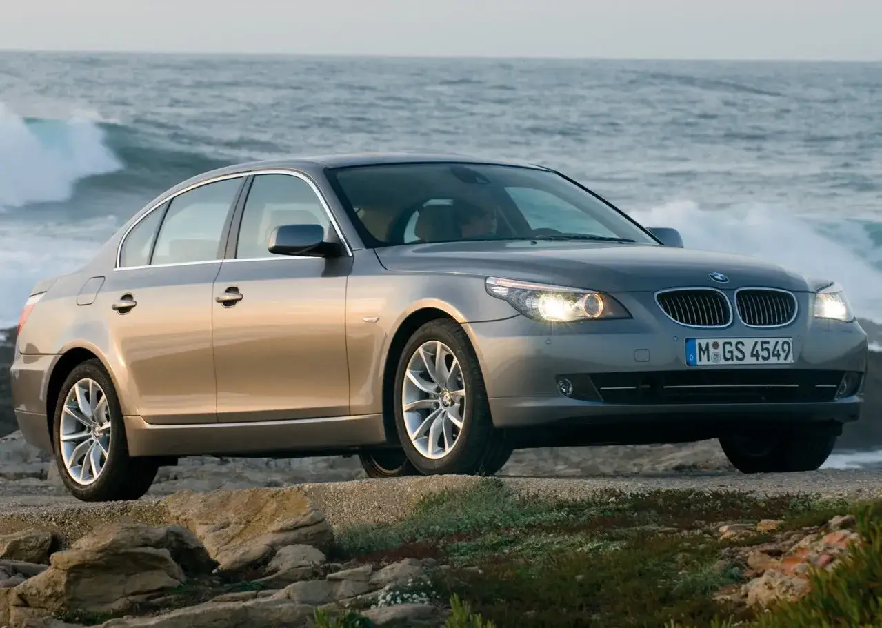Szare BMW E60 535d na tle falującego morza.