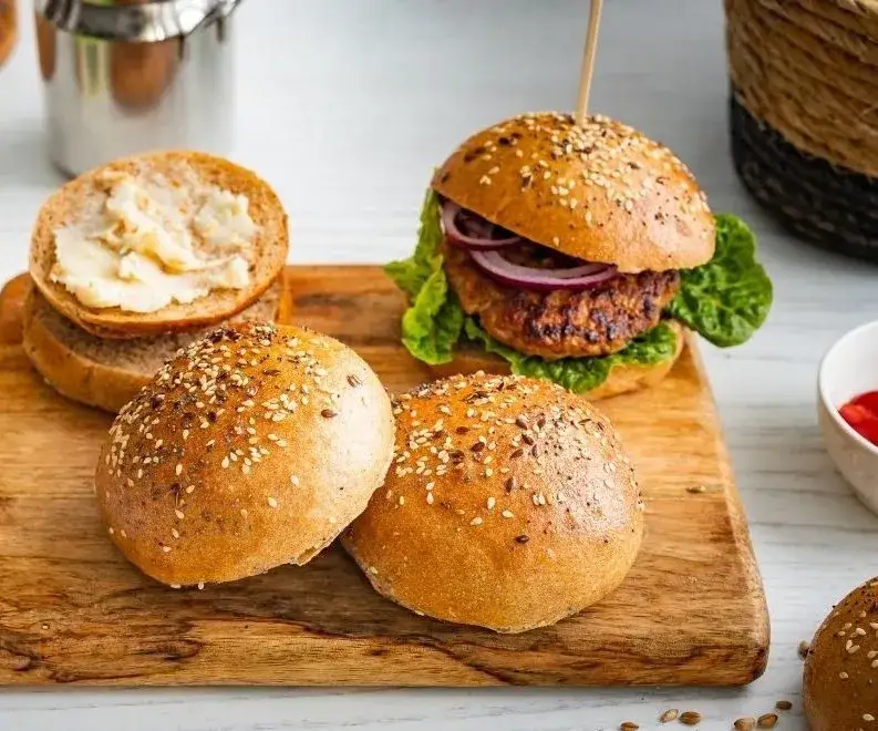 Rodzaje bułek do burgerów i ich podpiekanie