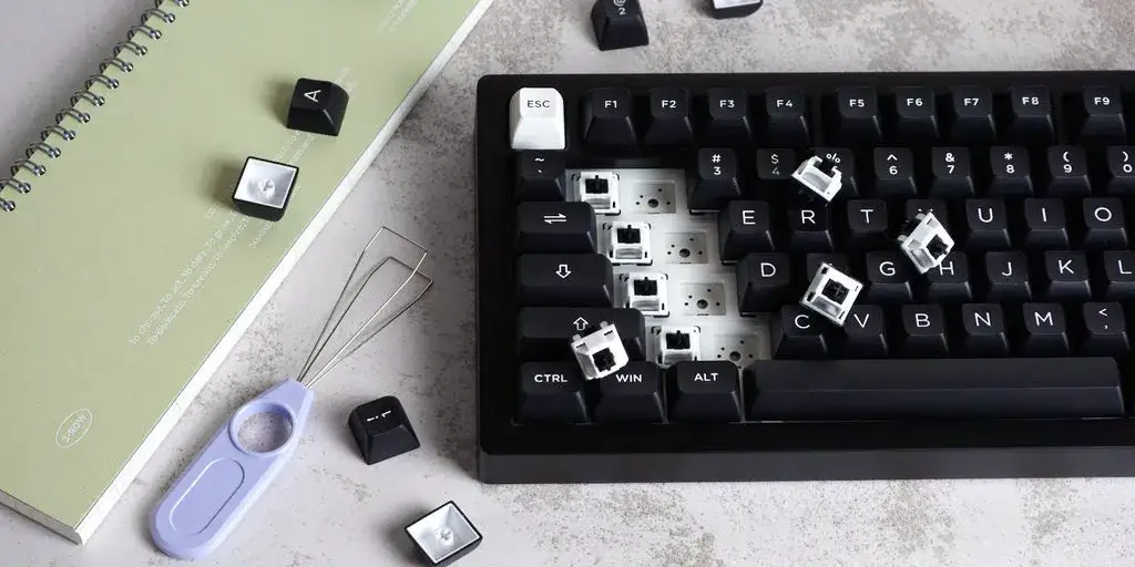 klawiatura mechaniczna po zdjęciu keycapów