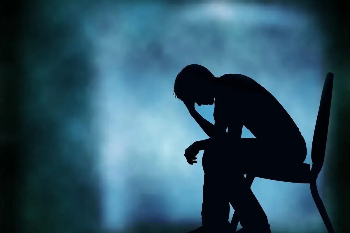 osoba zamyślona, smutna, depresja, wsparcie psychiczne