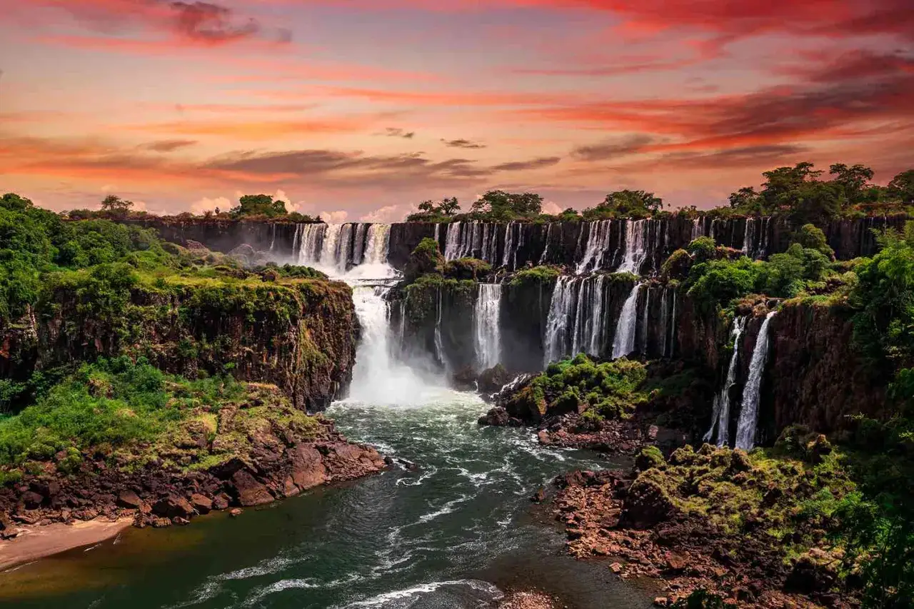 Wodospady Iguaz&uacute;, jedne z najciekawszych miejsc na świecie, zachwycają potęgą i pięknem.