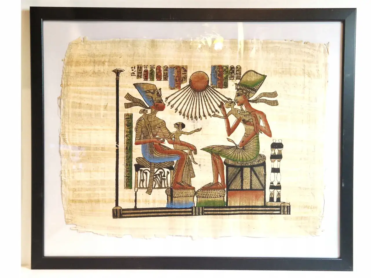 Obraz na papirusie z motywem rodziny faraona. Idealny pomysł, co przywieźć z Egiptu na pamiątkę.