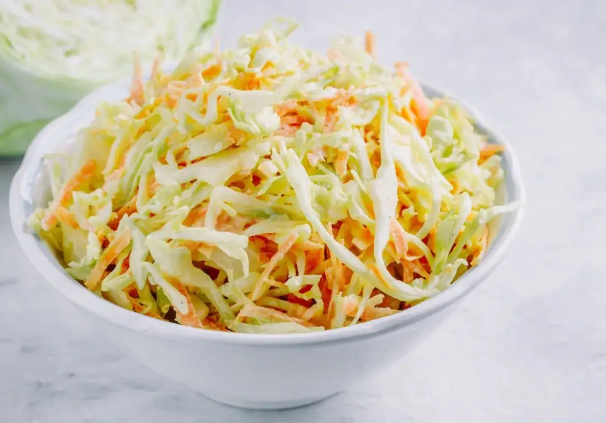 Idealna surówka z białej kapusty jak z chińskiej restauracji. Chrupiąca, kremowa, z marchewką.