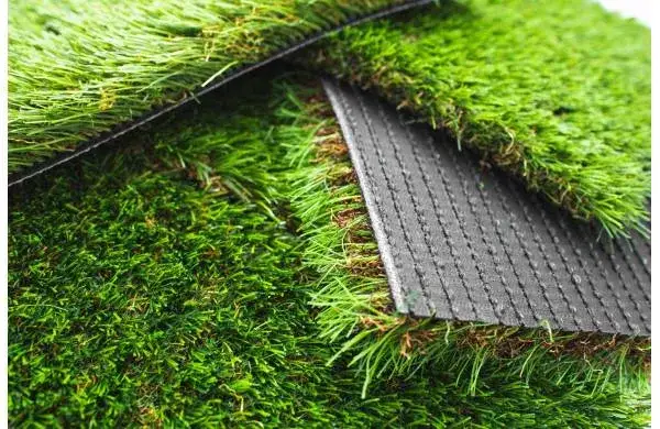 trawnik naturalny na tarasie vs sztuczna trawa por&oacute;wnanie