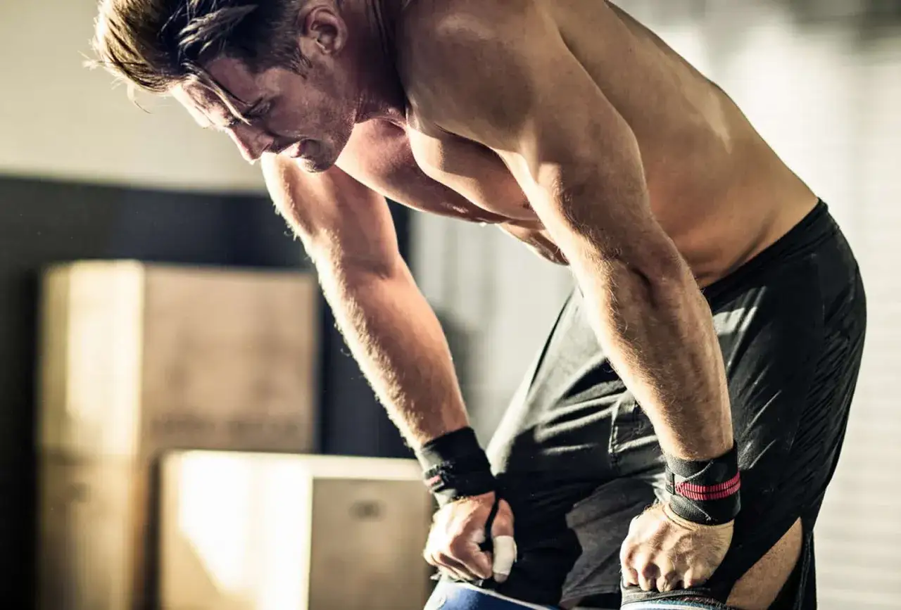 Osoba z oznakami przetrenowania lub niedożywienia, sylwetka sportowca