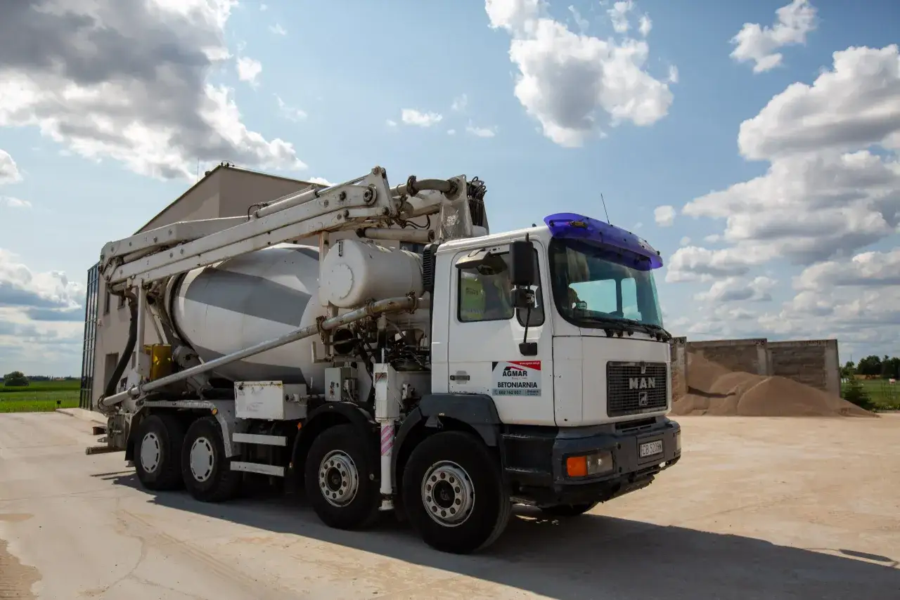 Betoniarka z gruszką gotowa do pracy. Zastanawiasz się, ile kosztuje beton z gruszki? Ten pojazd dostarcza świeży beton na budowę.