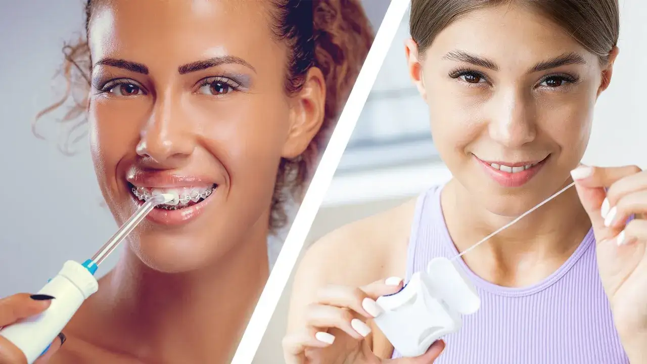 Uśmiechnięta kobieta z aparatem ortodontycznym używa irygatora, a druga kobieta przygotowuje nić dentystyczną. Dbanie o higienę jamy ustnej z płynem do irygatora i nicią.
