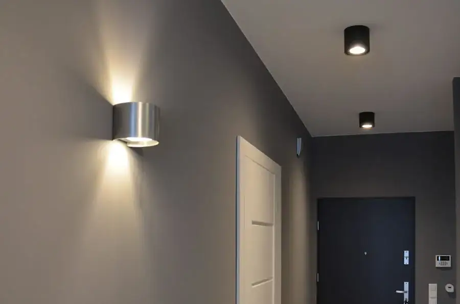 różne typy lamp do przedpokoju, aranżacje oświetlenia korytarza