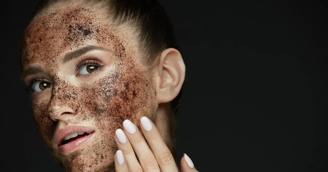 Kobieta z naturalnym peelingiem do twarzy na skórze. Delikatne drobinki podkreślają jej urodę.