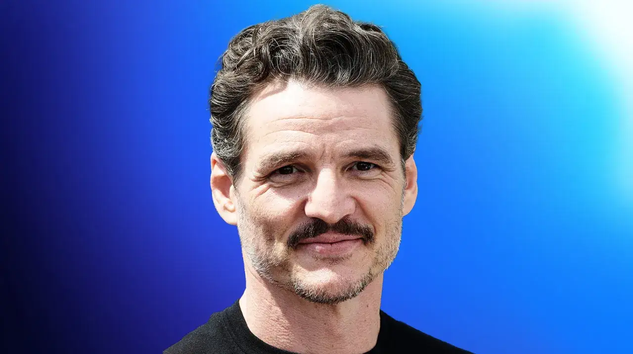 Pedro Pascal, gwiazda wielu film&oacute;w, seriali i program&oacute;w, z charakterystycznym wąsem i zmierzwionymi włosami na tle niebieskiego gradientu.