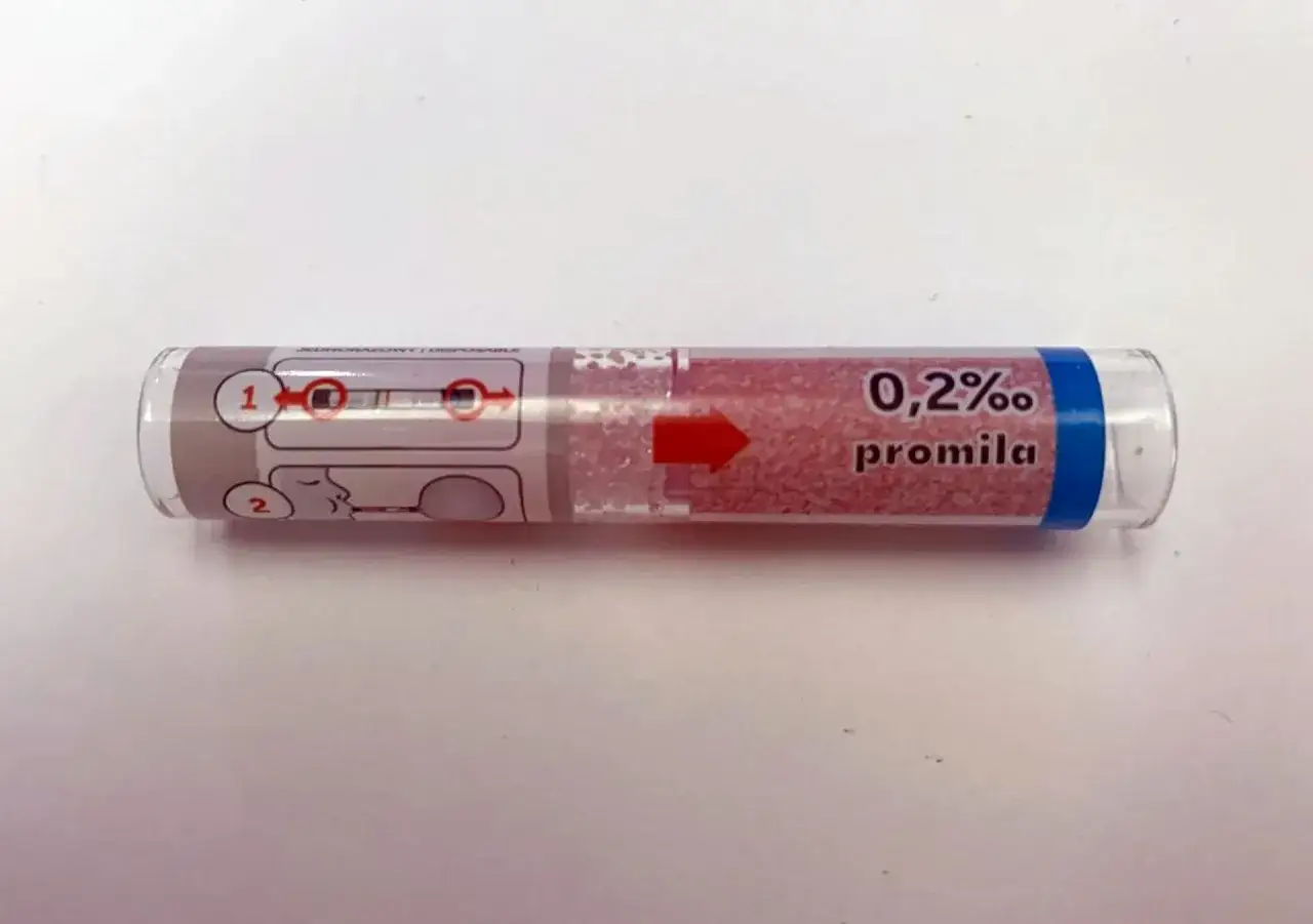 Jednorazowy alkomat z napisem 