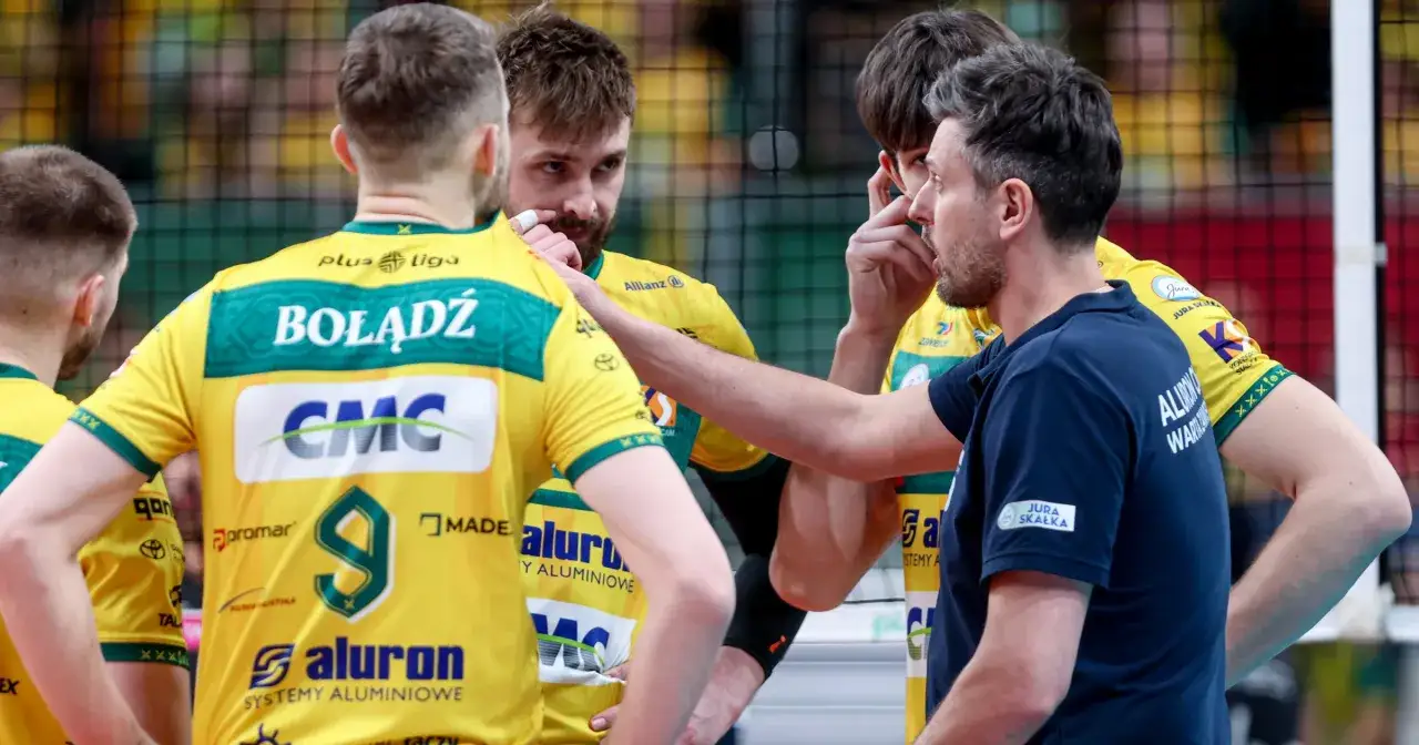 Siatkarze w żółtych strojach słuchają trenera. Emocje przed meczem w lidze mistrzów siatkówka.