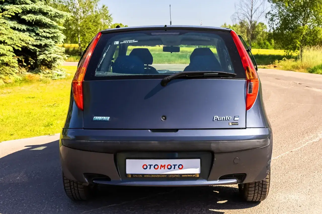 Tylna część granatowego Fiata Punto. Znakomite fiat punto wymiary dla miejskiej jazdy.