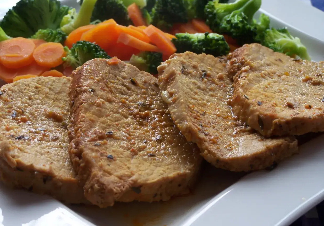 Duszone plastry schabu z warzywami. Idealne, by dowiedzieć się, ile dusić schab do miękkości.