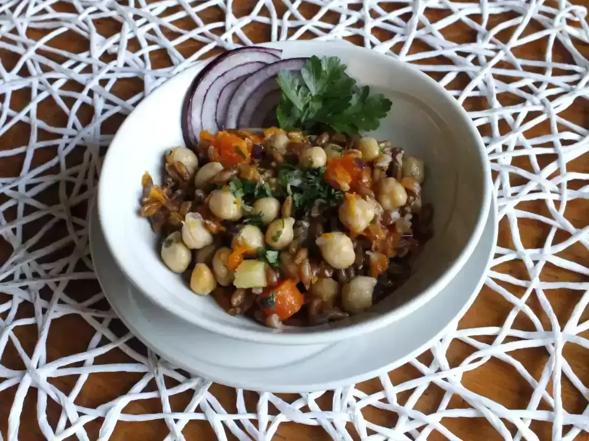 Insalata di farro autunnale con zucca e funghi