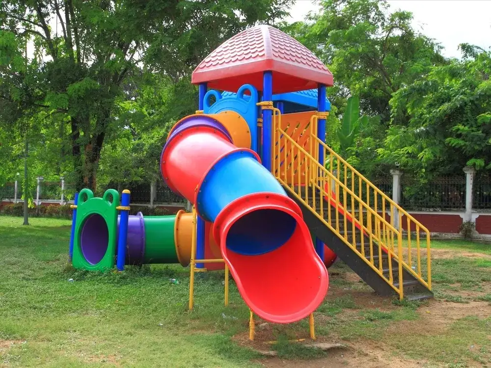 różne typy placów zabaw dla dzieci w ogrodzie