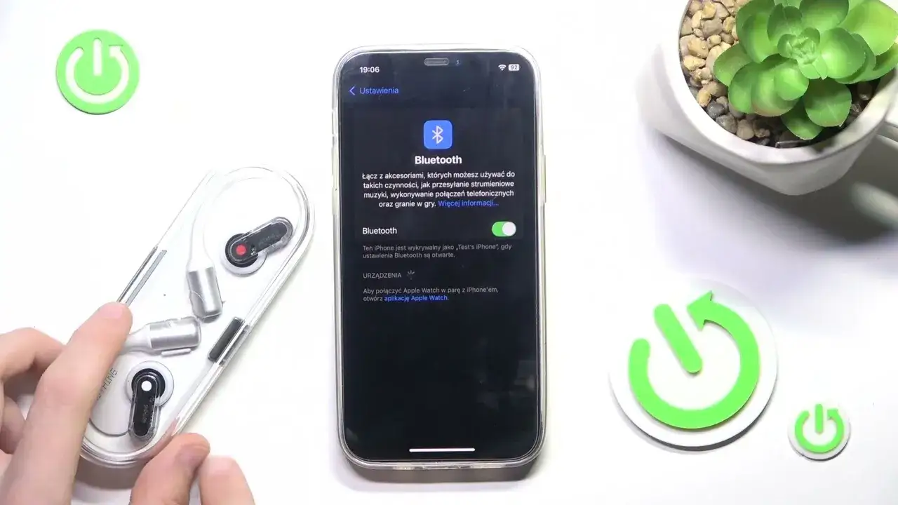osoba naprawiająca problem z bluetooth słuchawki telefon