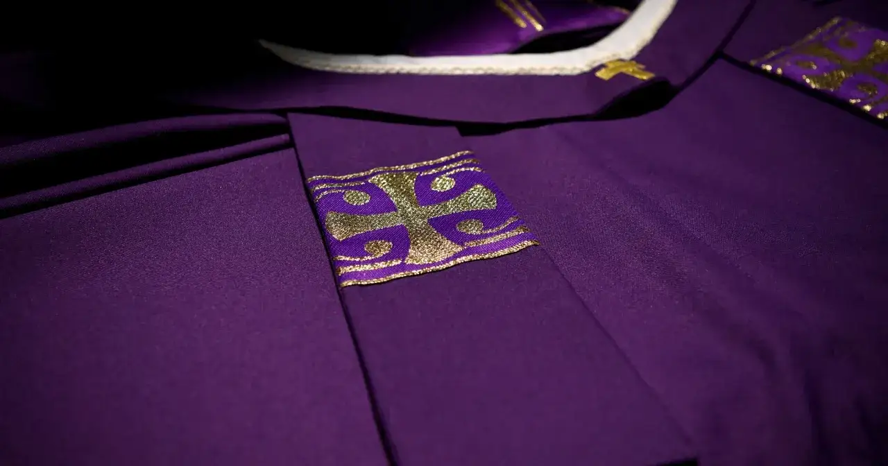 Fioletowa szata liturgiczna z haftowanym krzyżem. Czy picie alkoholu w Adwencie to grzech?