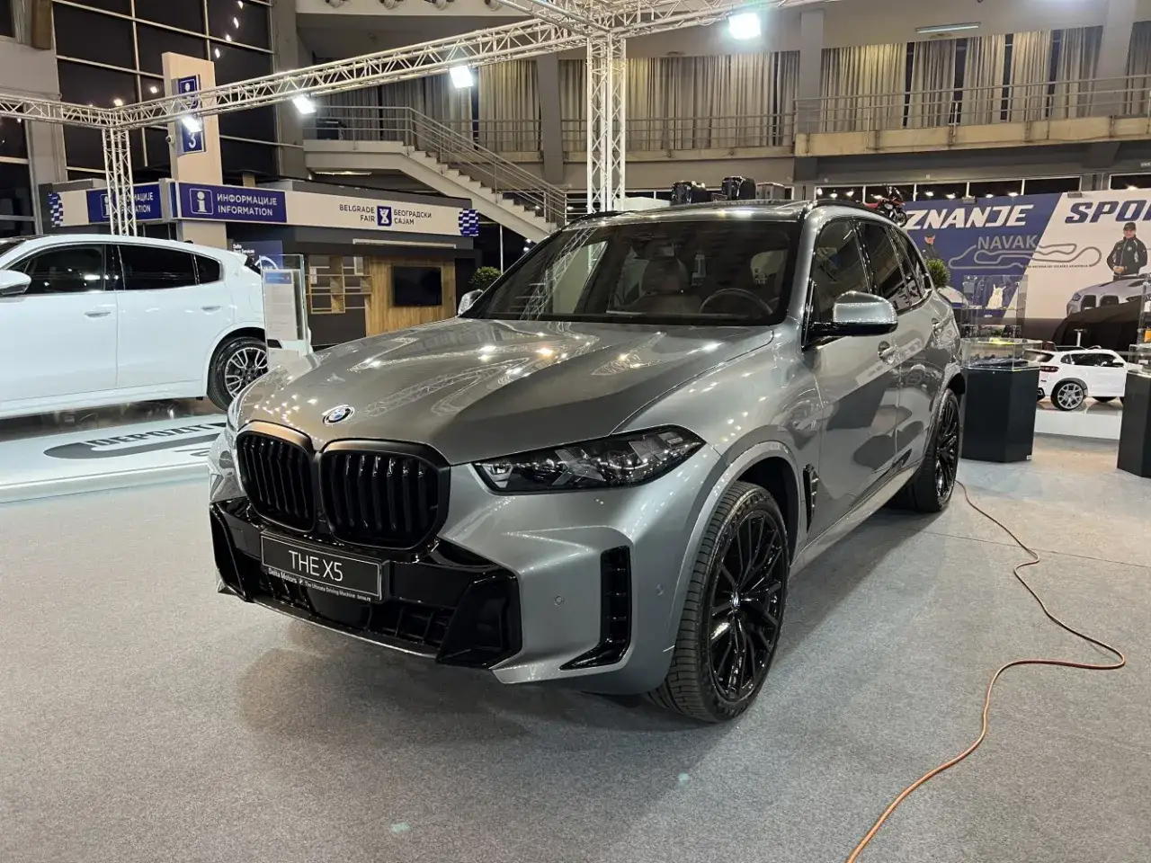 Szary BMW X5 na wystawie. Poznaj jego BMW X5 dane techniczne i możliwości.