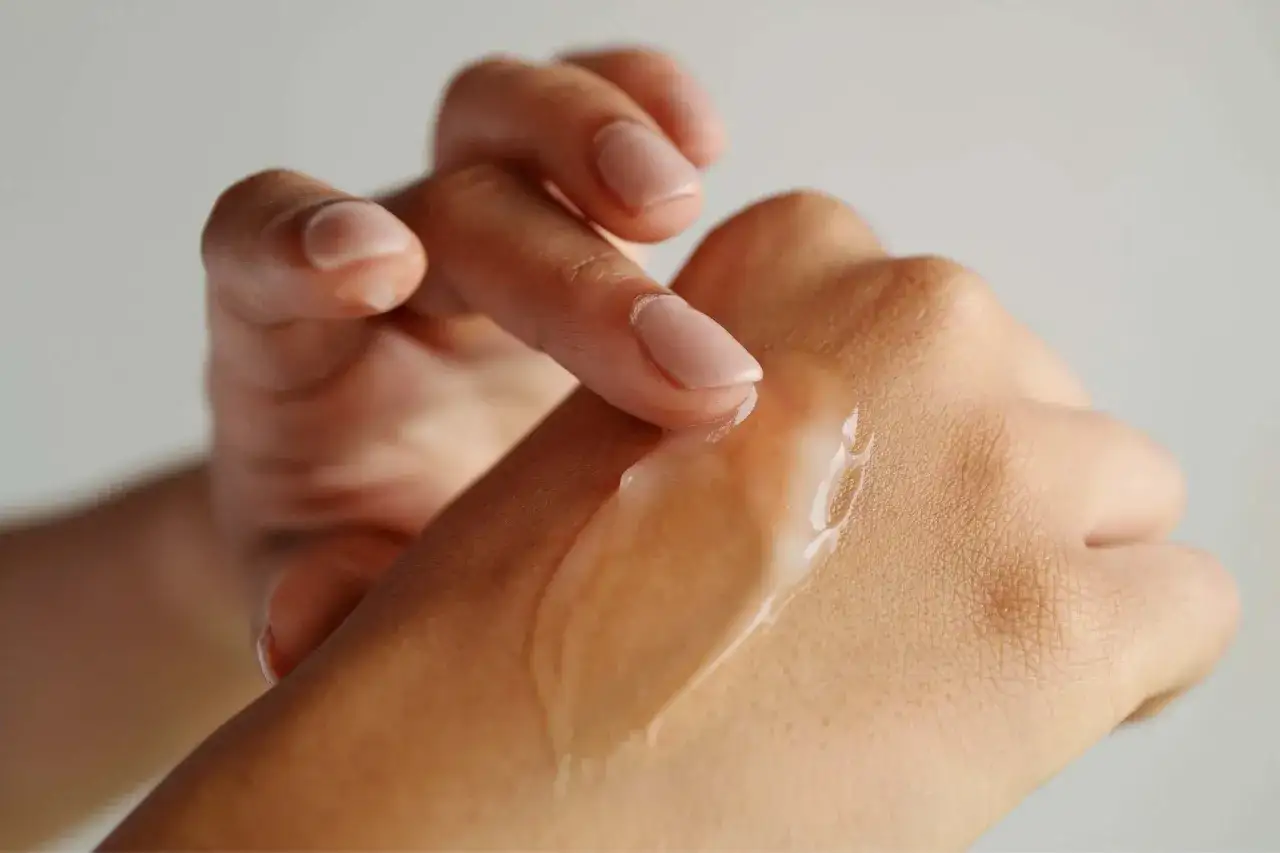 Delikatna aplikacja serum z niacynamidem na dłoń. Dowiedz się, jak stosować niacynamid dla zdrowej sk&oacute;ry.