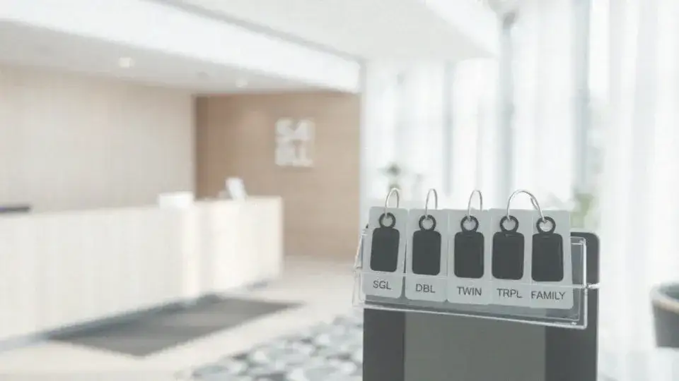 Różne typy pokoi hotelowych infografika