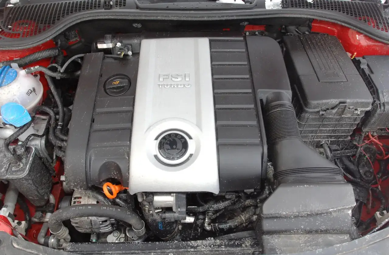 Silnik FSI Turbo, przykład niezniszczalnych silników benzynowych. Widoczne elementy układu dolotowego i chłodzenia.