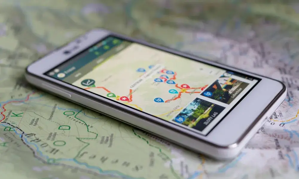 Mapa Polski z ikonami nocleg&oacute;w, aplikacje rezerwacyjne na smartfonie