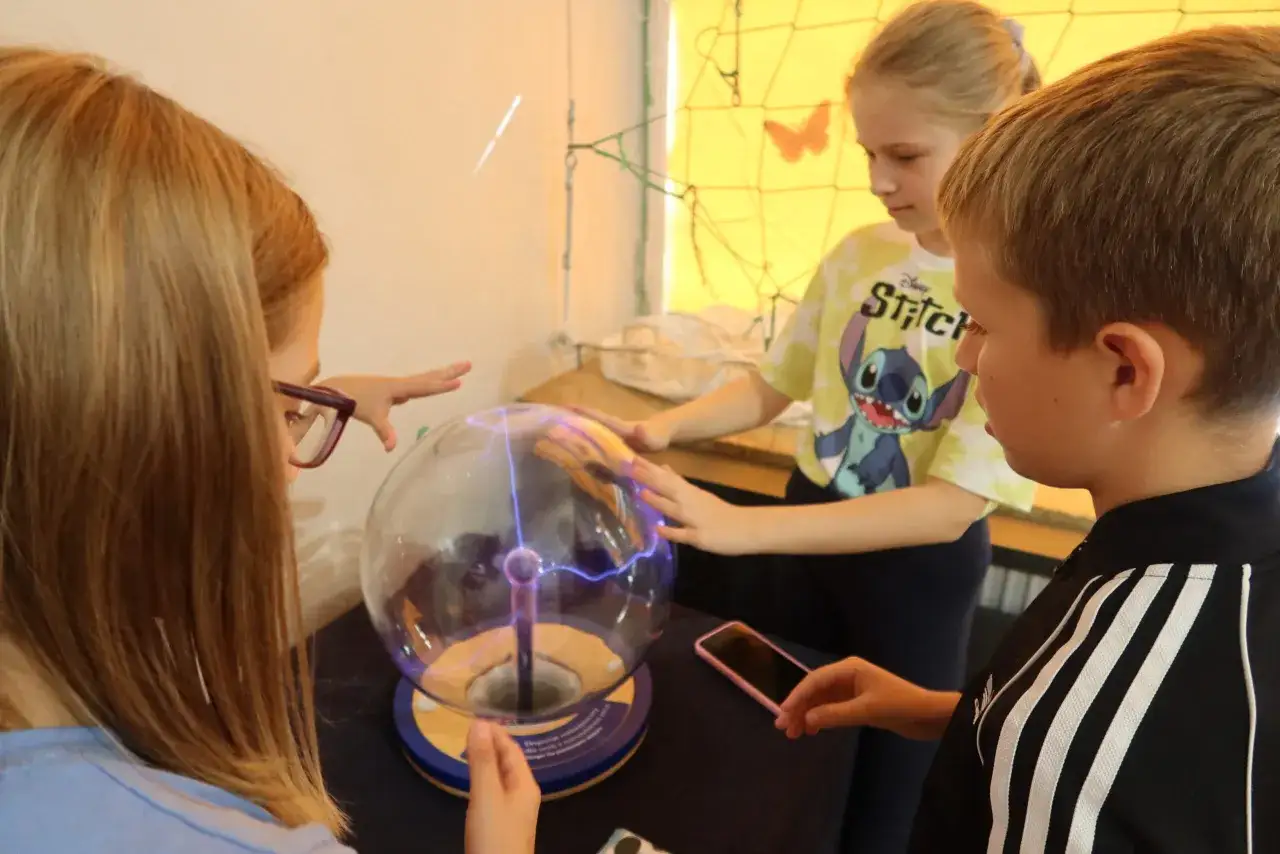 dzieci eksperymentujące w centrum nauki