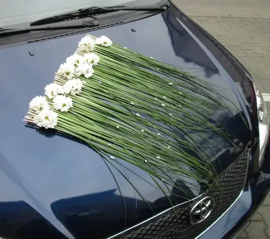 trwałe kwiaty do dekoracji samochodu ślubnego