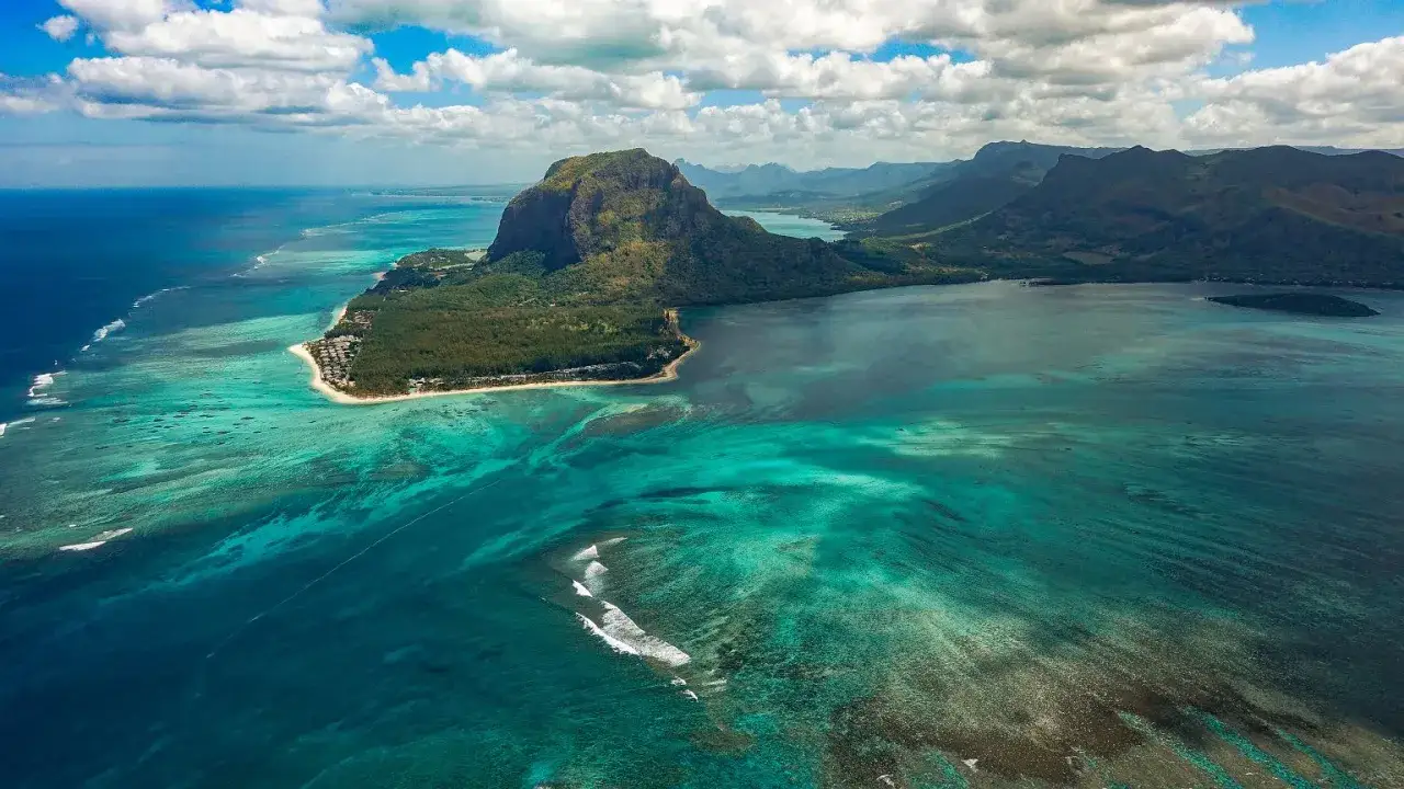 Widok z lotu ptaka na Le Morne Brabant, wspaniałe mauritius atrakcje. Turkusowa woda, rafy koralowe i g&oacute;ry.