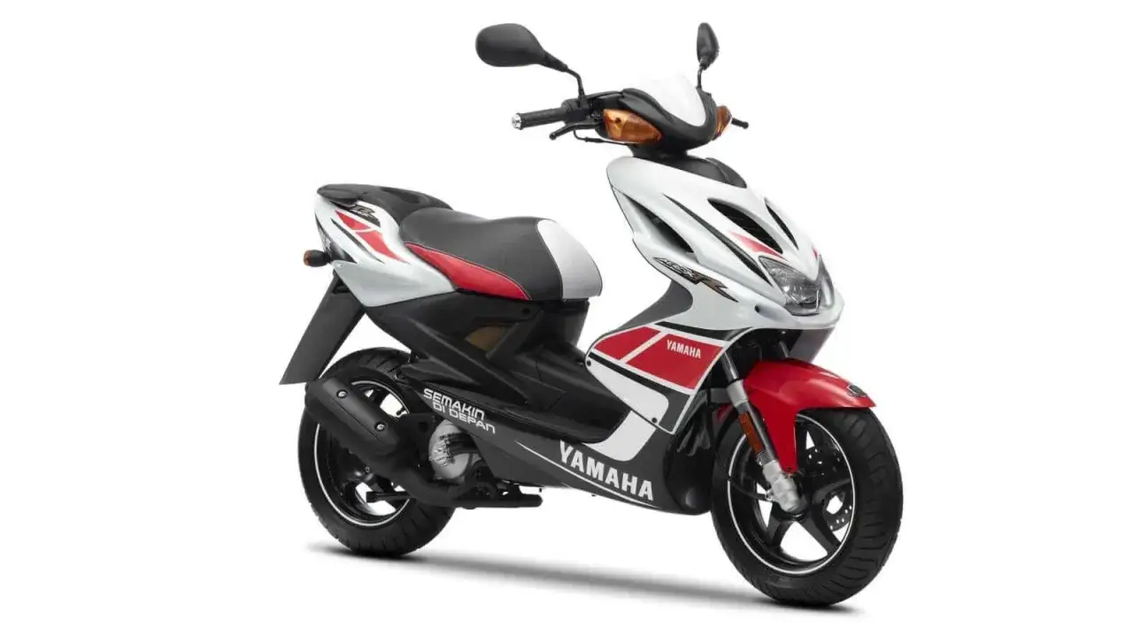 Sportowy skuter Yamaha Aerox 50. Bez blokad, ile jedzie? To pytanie zadaje sobie wielu młodych kierowc&oacute;w.