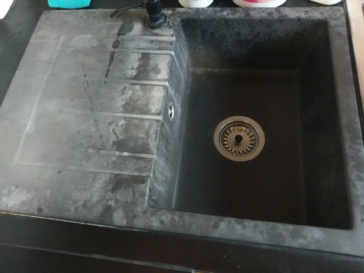 Zlewozmywak z konglomeratu przed i po renowacji