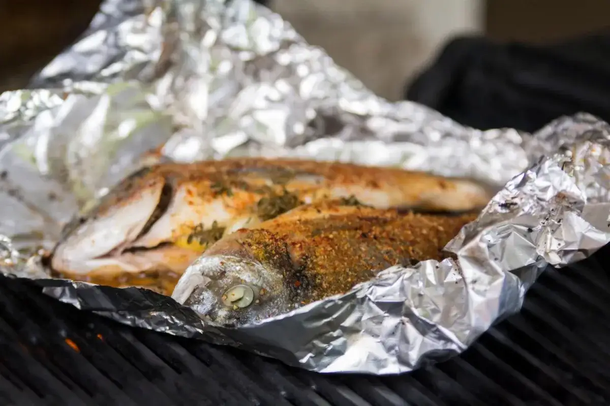 Makrela zawinięta w folię aluminiową na grillu