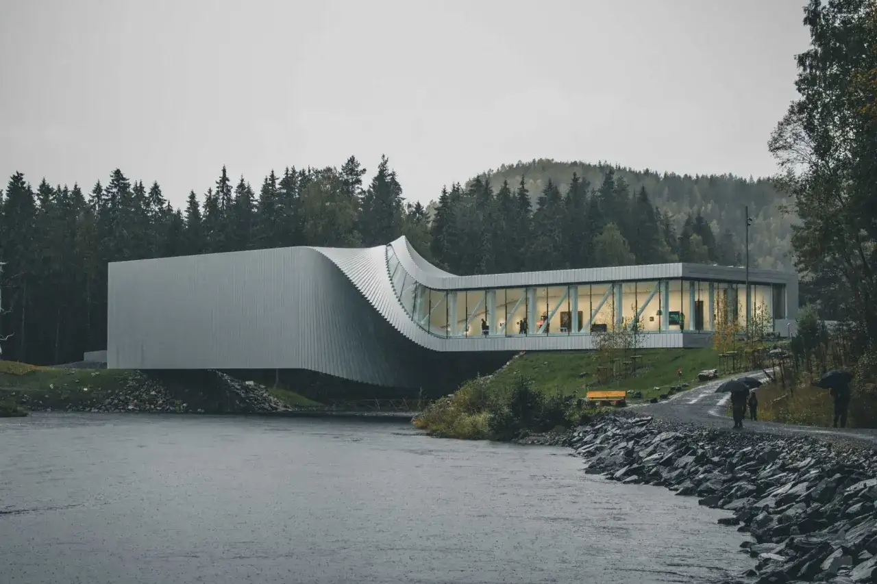 Nowoczesne muzeum nad jeziorem, z falistym dachem i przeszkloną fasadą. Idealne miejsce, by zobaczyć, co warto zobaczyć w Oslo.