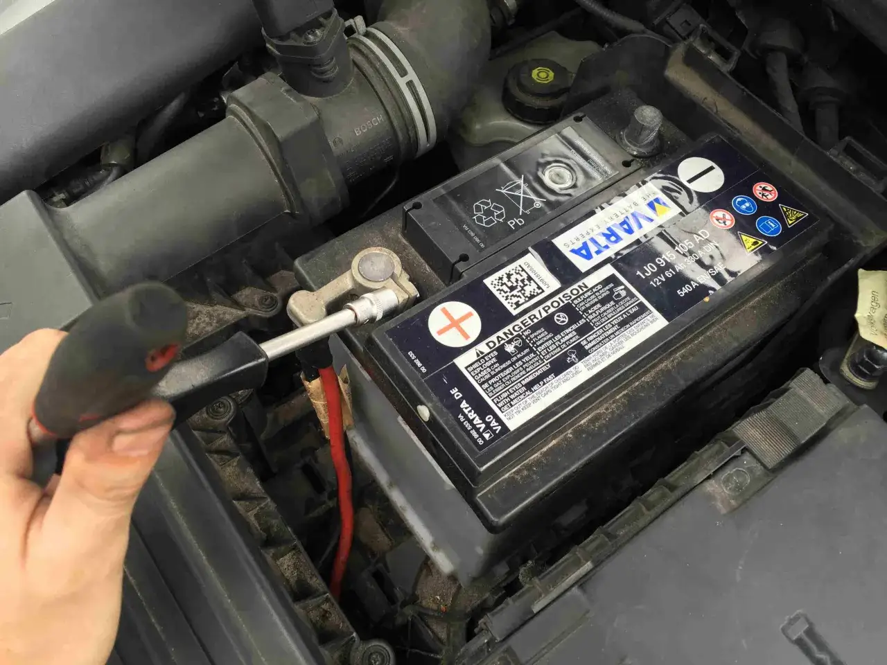 miejsce na akumulator w samochodzie