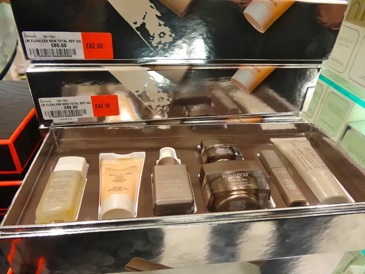 Zestaw kosmetyków Laura Mercier z Harrods. Idealny pomysł, co przywieźć z Anglii do Polski – luksusowe produkty do pielęgnacji.