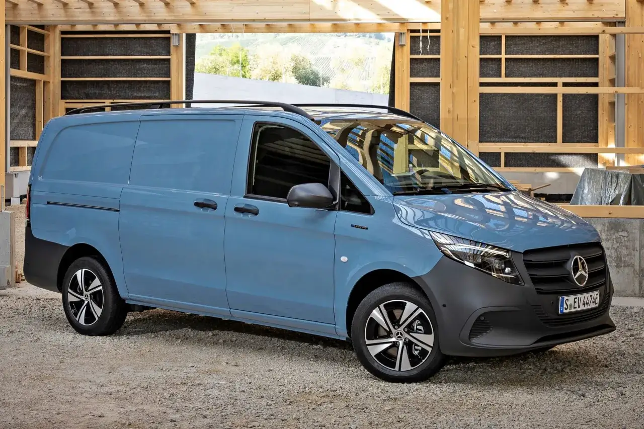 Niebieski Mercedes Vito, elektryczny, z bagażnikiem dachowym. Zastanawiasz się nad jego pojemnością baku?
