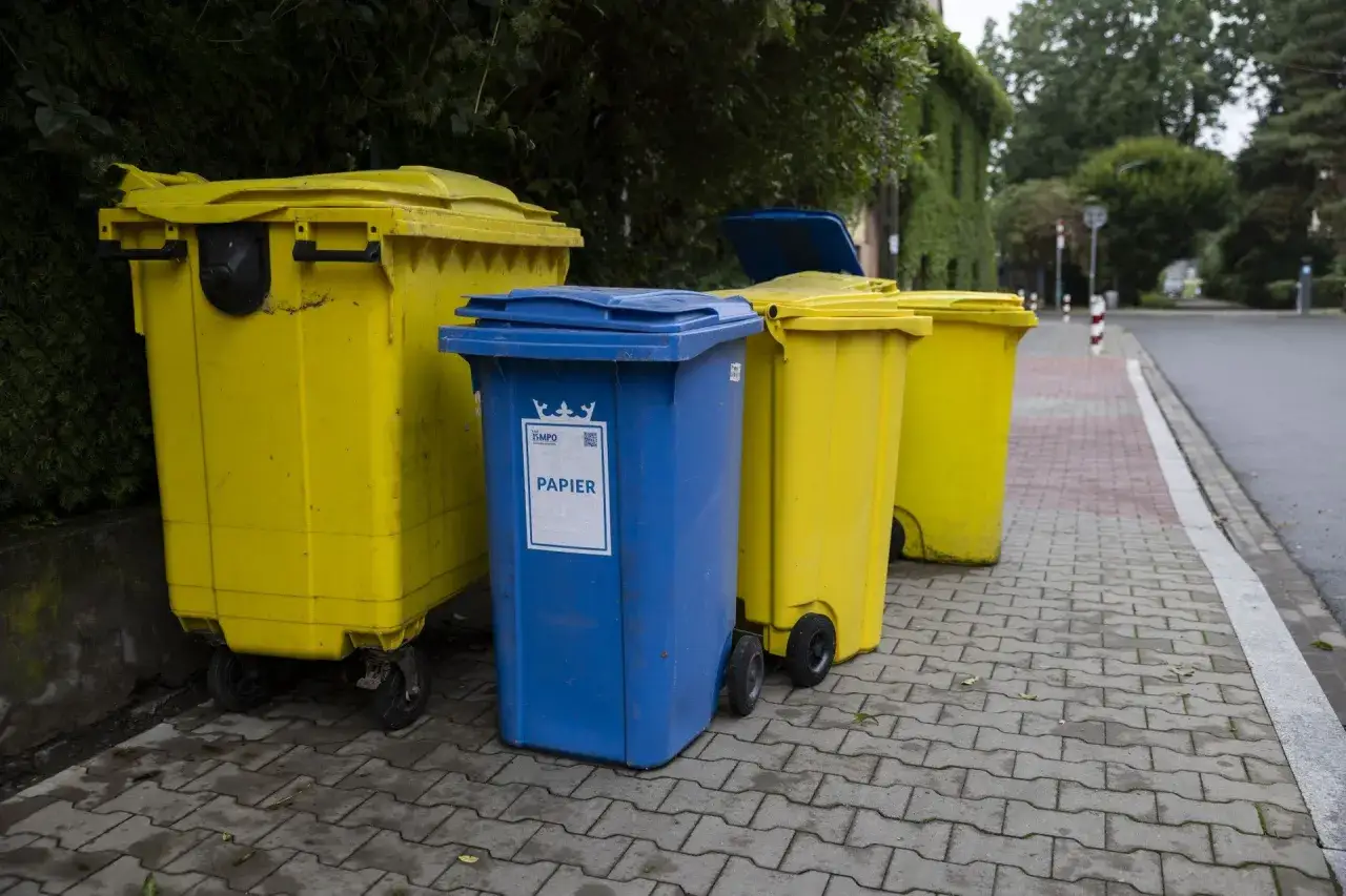 ż&oacute;łty pojemnik na metale i tworzywa sztuczne segregacja